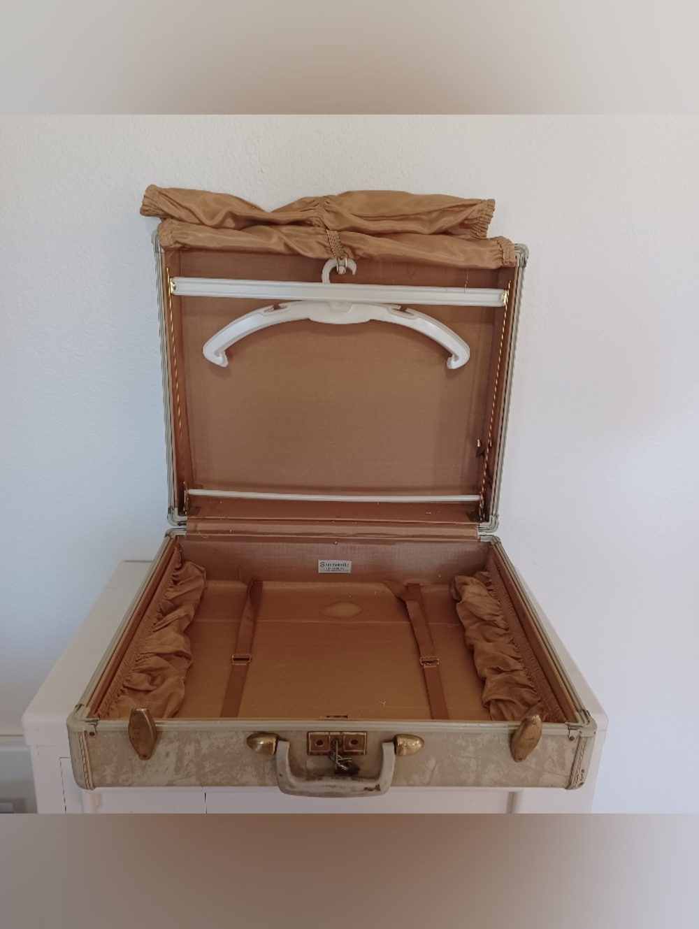 Samsonite Vintage 1950s Cream Marble Streamlite Suitcase Travel Case - 21" X 18"